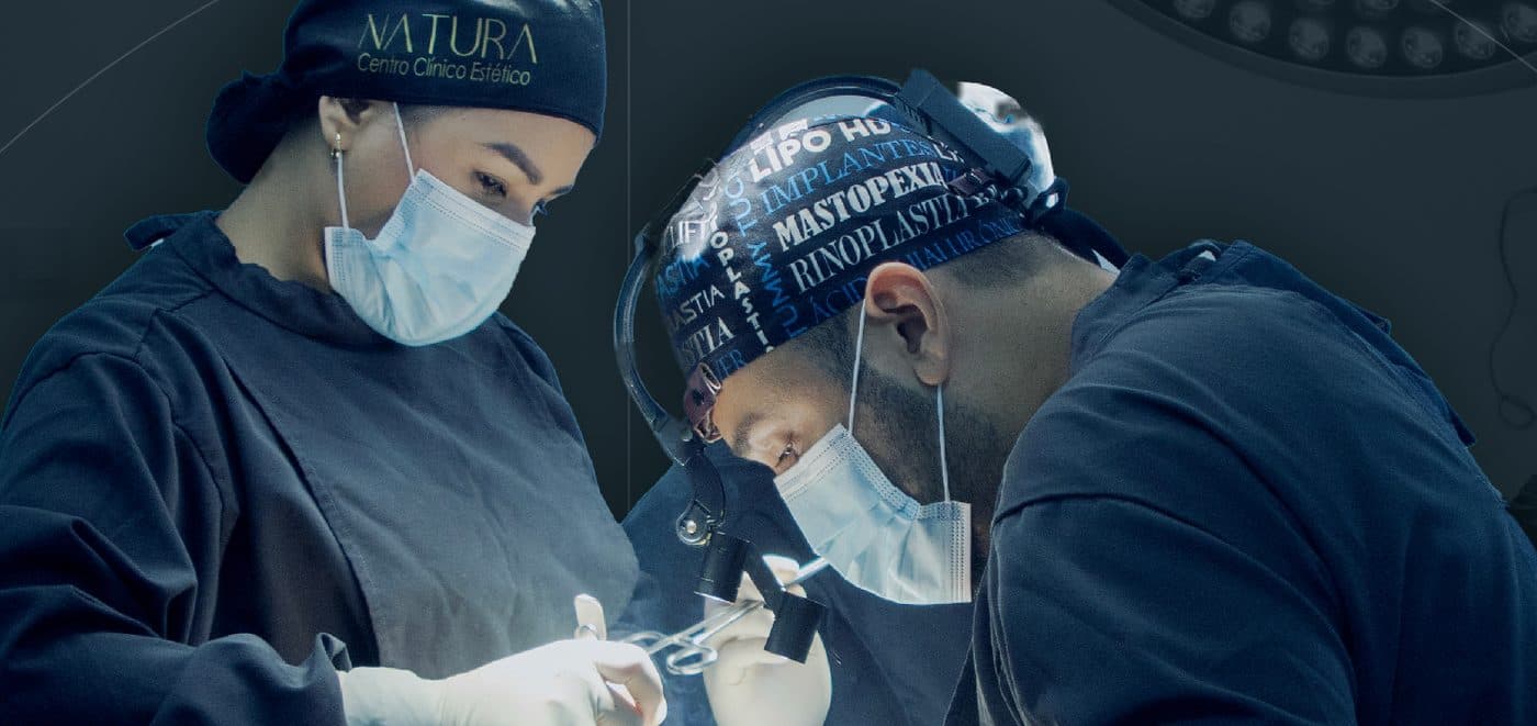 El Dr. Guerra y su equipo en quirófano