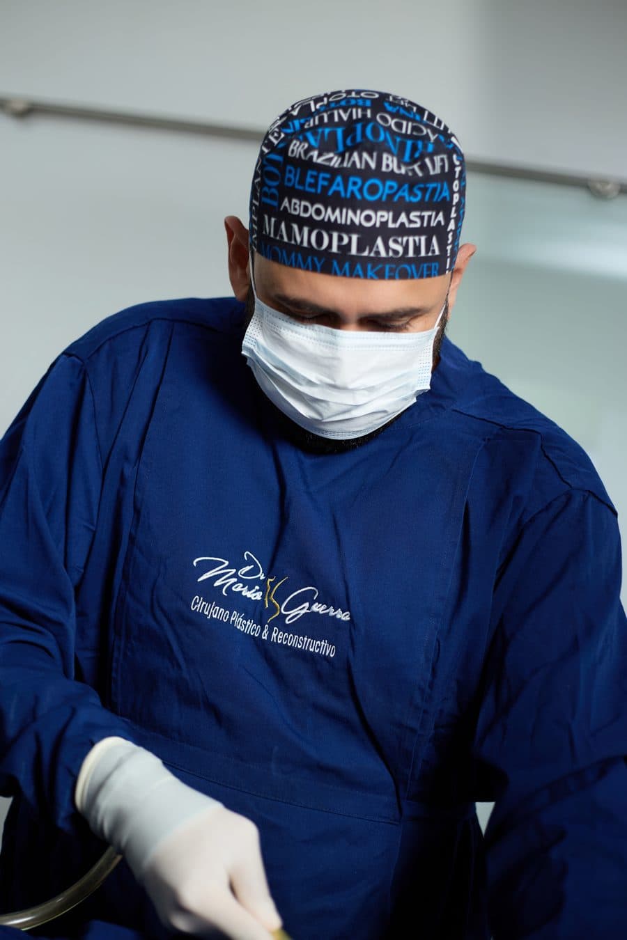 El Dr. Guerra operando