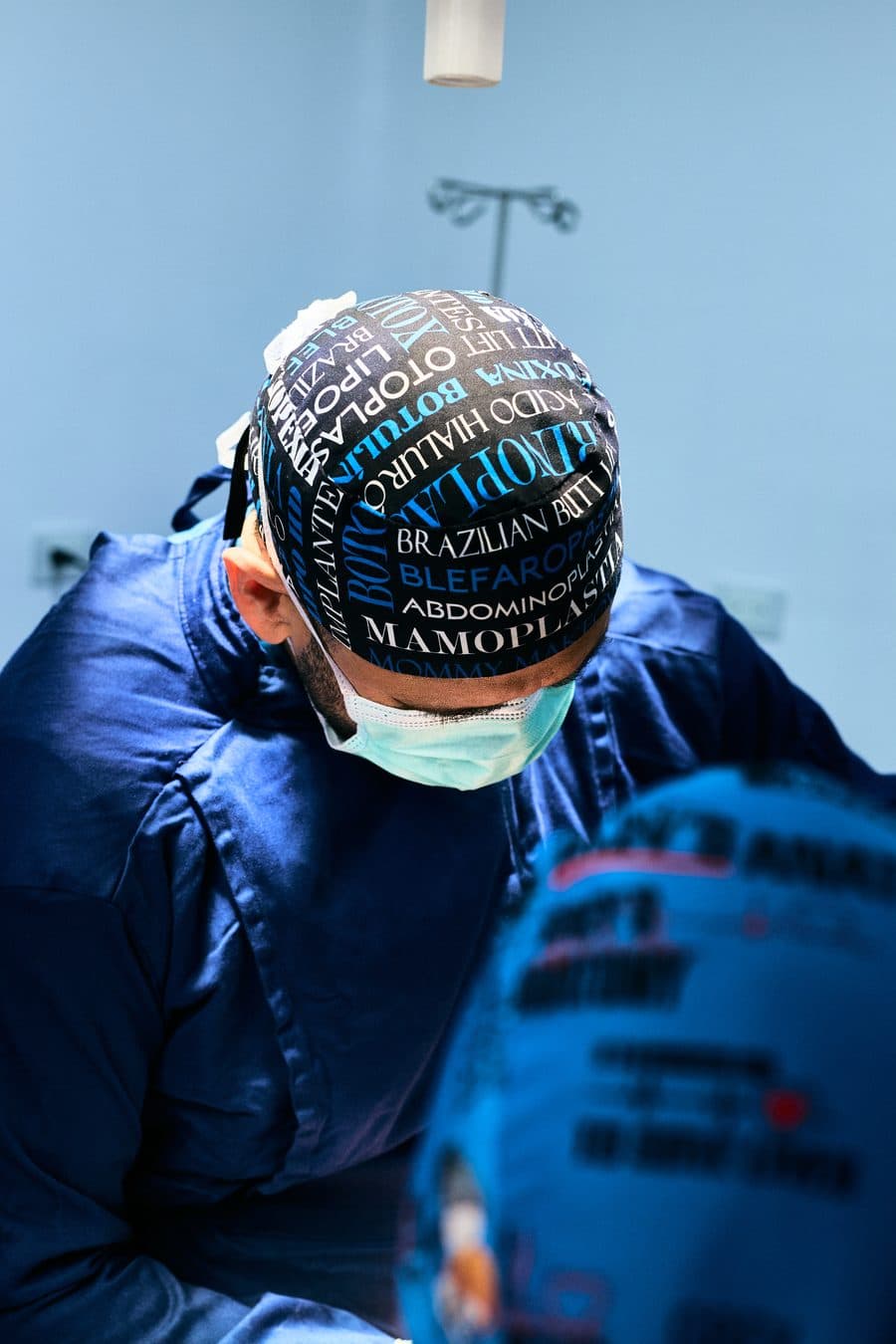 El Dr. Guerra durante una cirugía