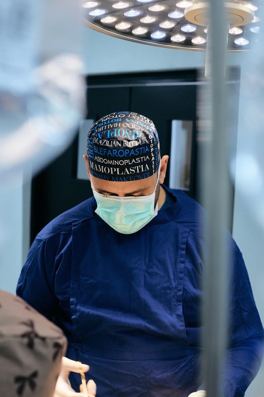 El Dr. Guerra en el quirófano